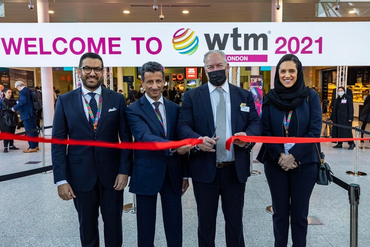 El corte de cintas de WTM London 2021 estuvo a cargo de Hugh Jones, CEO de RX Global (segundo desde la izquierda), junto a las máximas autoridades de turismo de Arabia Saudita.  