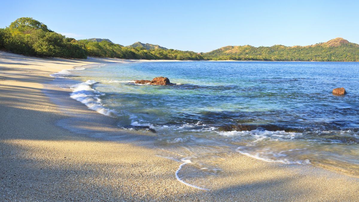 Una de las playas más singulares de Costa Rica, famosa por su arena de conchas y aguas cristalinas.