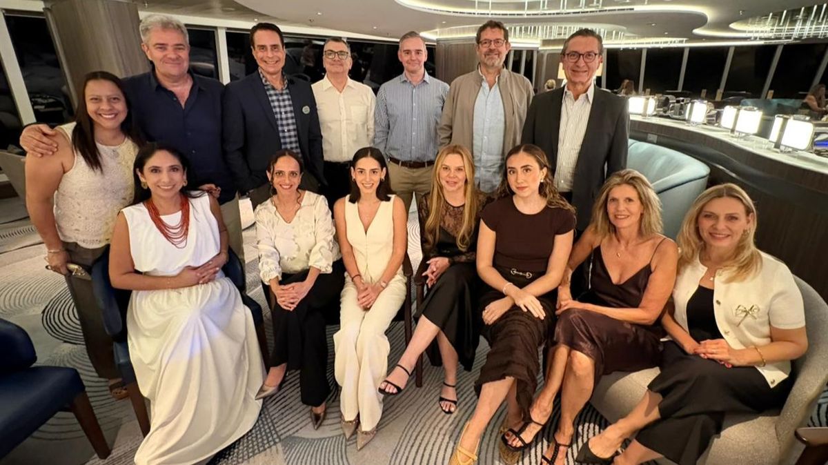 Algunos de los profesionales de América Latina invitados a conocer el nuevo barco de Oceania.