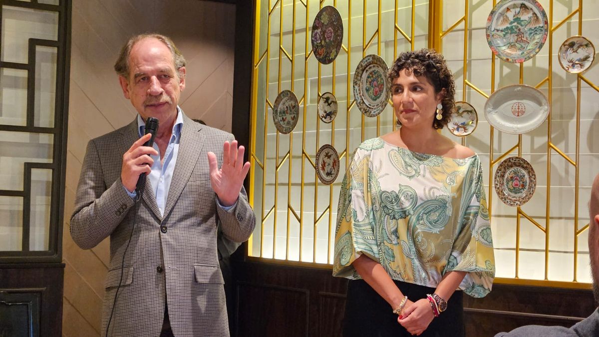 Miguel de la Cruz junto a Ingrid Del Busto brindando por el 3° aniversario de la mayorista.