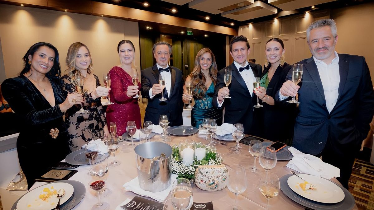 Ivonne Calderón y Andrea Quintero de Avianca, Laura Orduz y Víctor Orduz de Bestravel, Geovanna Noratto y Camilo Prieto de Latam Airlines, Jessica Sánchez y Fabián Manotas durante el homenaje a Víctor Orduz, gerente general de Bestravel, por su trayectoria y aporte a la industria turística.
