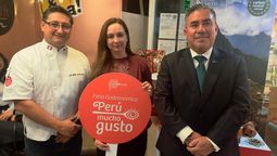 El chef Juan Andrés Castro, del restaurante Maqya; Fanny Thivierge, especialista de Turismo de PromPerú en Ecuador; y Gustavo García, consejero económico comercial de Perú en Ecuador. 