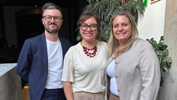 Tyler Gosnell, Jazmín Morales (gerente de Relaciones Públicas) y Caitlan Etchevers en su visita a Ciudad de México.