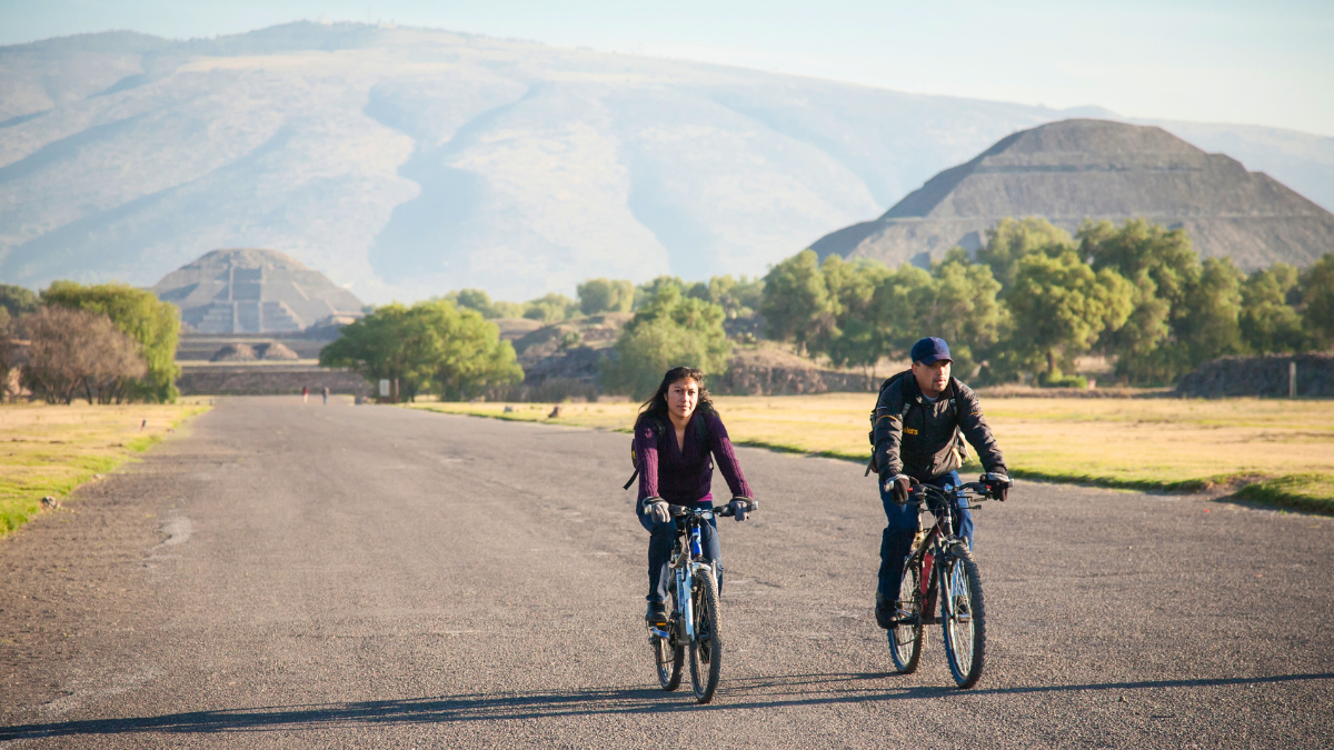 Recorre en bicicleta los alrededores de la legendaria zona arqueológica de Teotihuacán. Recorre en bicicleta los alrededores de la legendaria zona arqueológica de Teotihuacán.