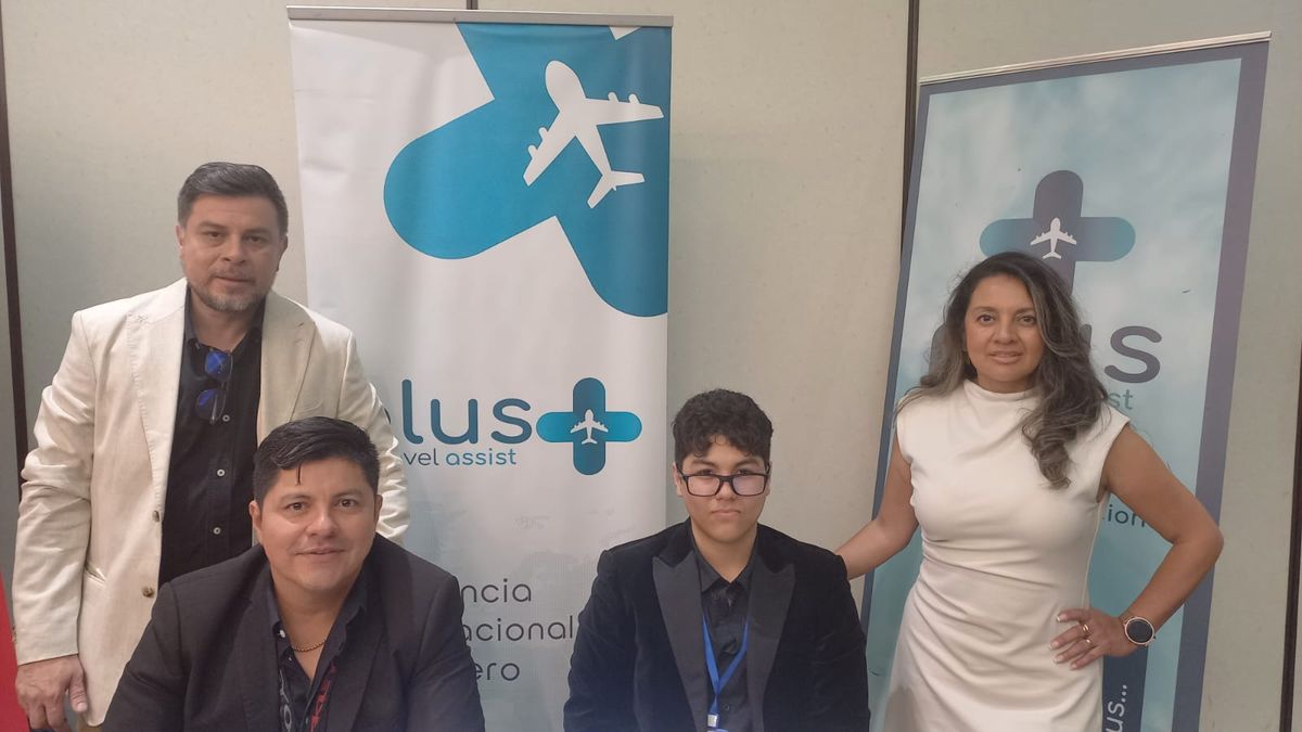 Equipo de Plus Travel Assist, encabezado por el gerente de Latinoam&eacute;rica, Crystian Vinueza (izq), en Ladevi Workshop en Guayaquil.