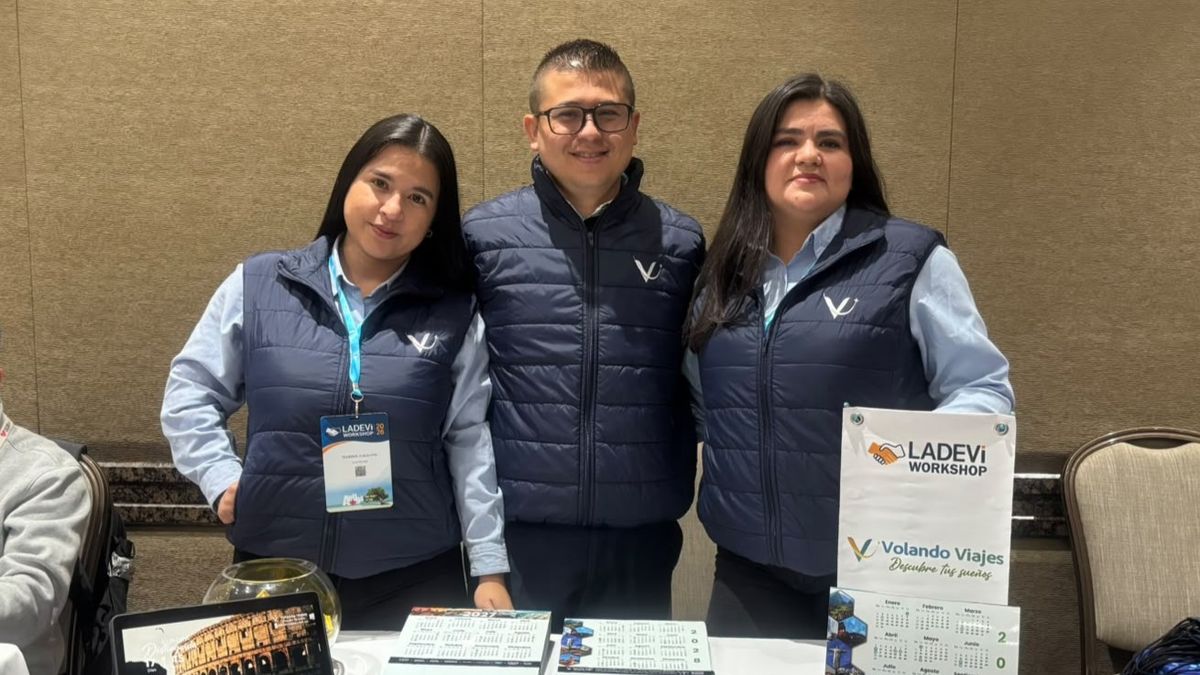 Marisol Galeano, Harold González y Viviana Velasco, de Volando Viajes, durante el Ladevi Workshop Bogotá 2026-2.
