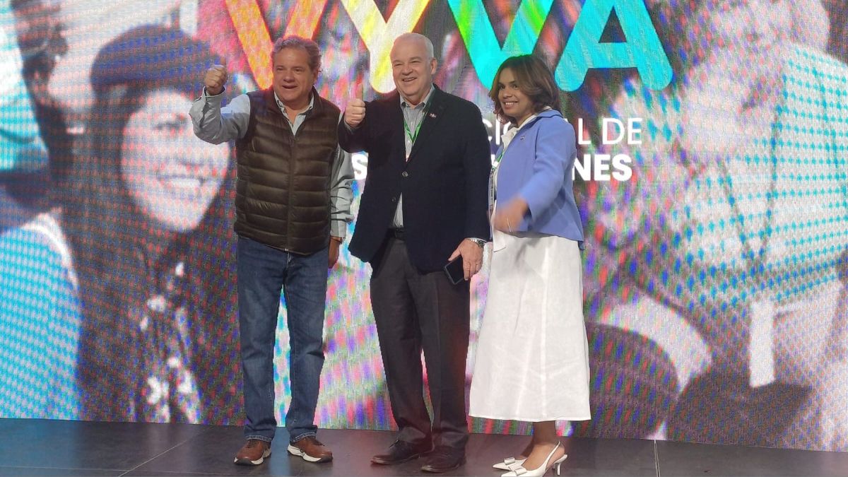 José Miguel Soto-Luque, CEO de Interexpo, junto al embajador de República Dominicana en Chile, Juan Cohen y Gisselle Rodríguez, consejera asuntos comerciales de la embajada. 