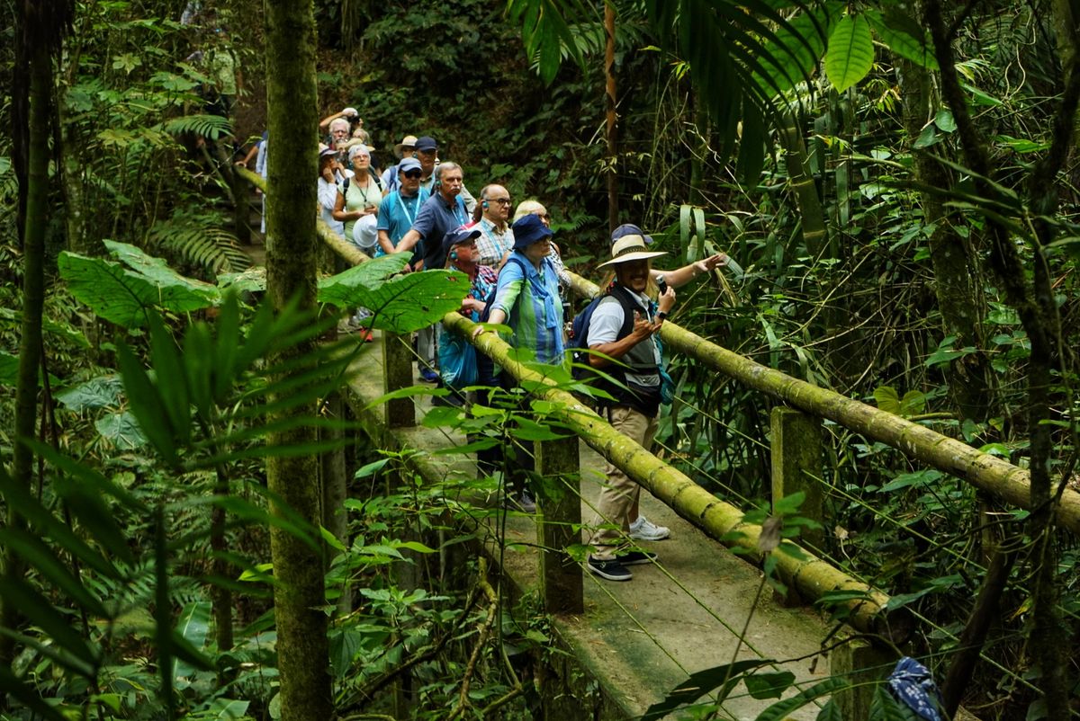 Turistas del crucero visitando algunos atractivos naturales de Ecuador.
