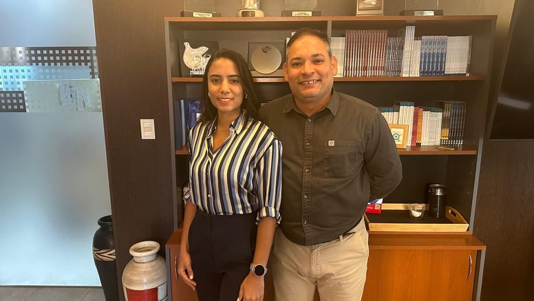 Ana Victoria Mejía, ejecutiva de Ventas de Impressive Resorts & Spas para Hispanoamérica; junto a Jonathan Dorville, gerente comercial.