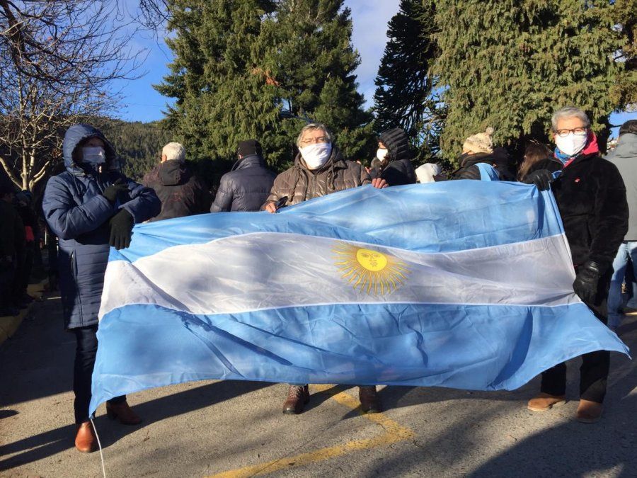 En la movilización se entregó un petitorio al intendente de San Martín de los Andes, Carlos Saloniti