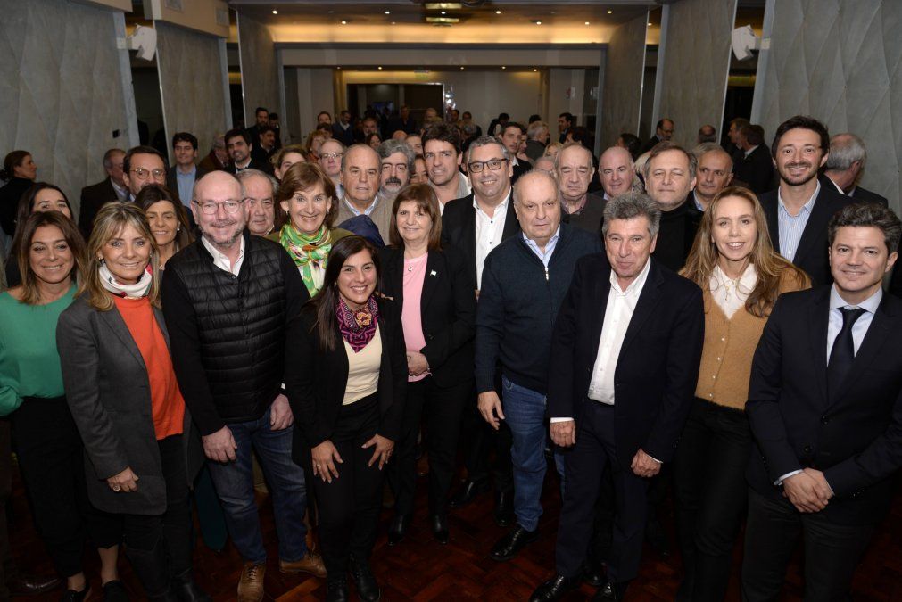 En su visita a Ahrcc,&nbsp;Bullrich estuvo acompañada por elex Ministro de Turismo y actual Diputado Nacional Hernán Lombardi, la Senadora Nacional Mariana Juri, los Diputados ViriginiaCornejo, y Luciano Laspina, y el Coordinador de Equipos de Gobierno, Alberto Fohrig.