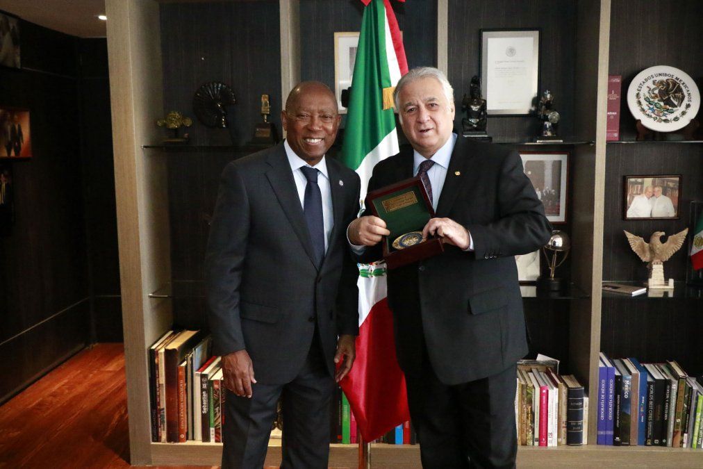El alcalde de Houston, Texas, Sylvester Turner; y el secretario de Turismo del Gobierno de México, Miguel Torruco Marqués.