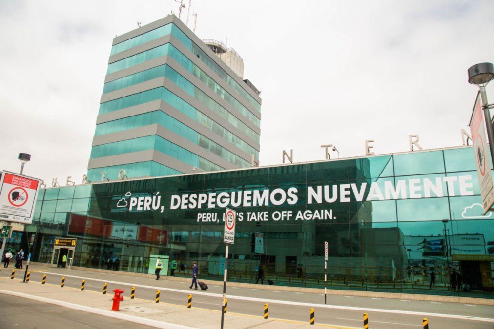 La crisis presentada en el Aeropuerto Internacional Jorge Chávez dejó una pérdida en la economía del país de más de US$ 10 millones. - Ladevi Medios y Soluciones La crisis presentada en el Aeropuerto Internacional Jorge Chávez dejó una pérdida en la economía del país de más de US$ 10 millones.