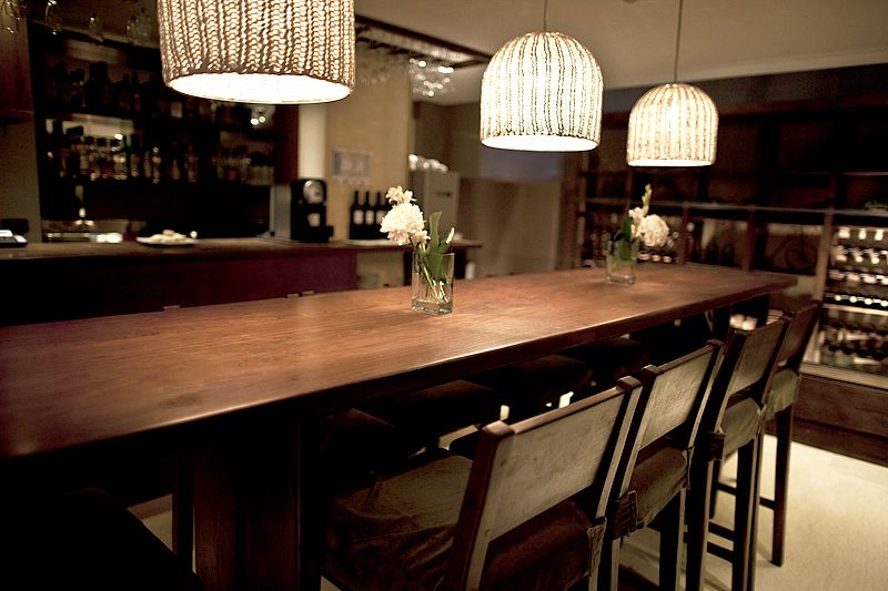 Uno de sus salones dispone de una mesa con capacidad para 8 comensales.