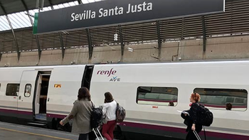 AVE de Renfe en la estación de Santa Justa, en Sevilla.