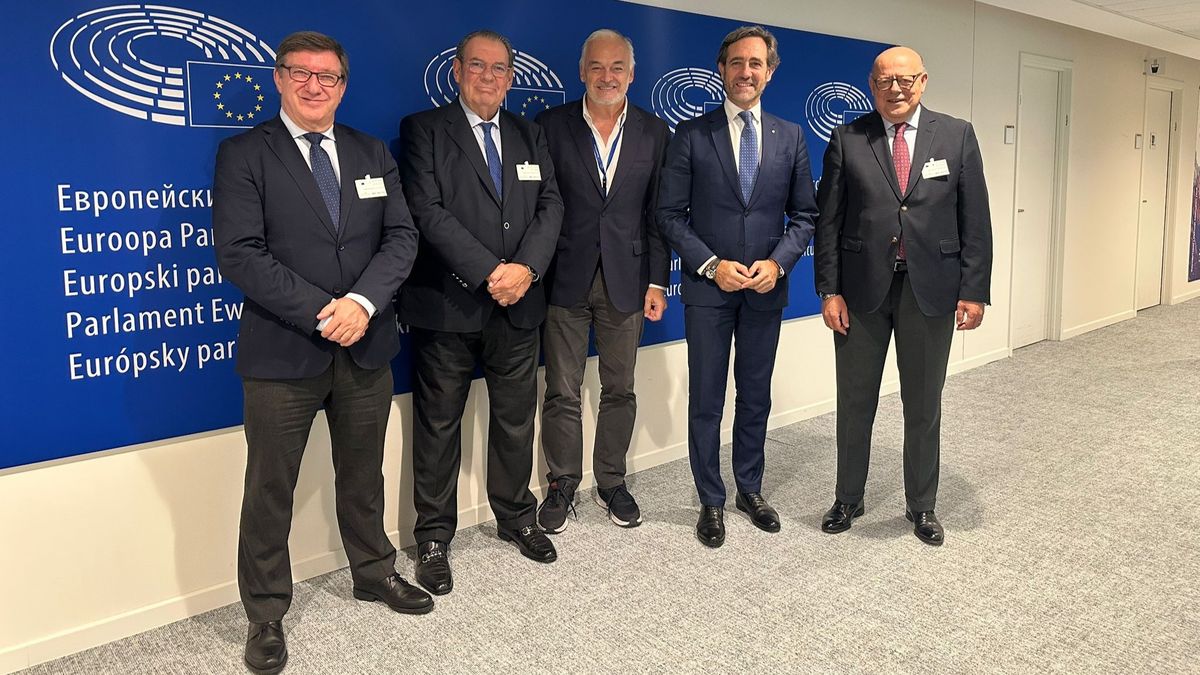 C.Abella, Juan Molas (presidente de la Mesa del Turismo), Esteban González Pons, Santiago Vallejo y José Ramón Bauzá