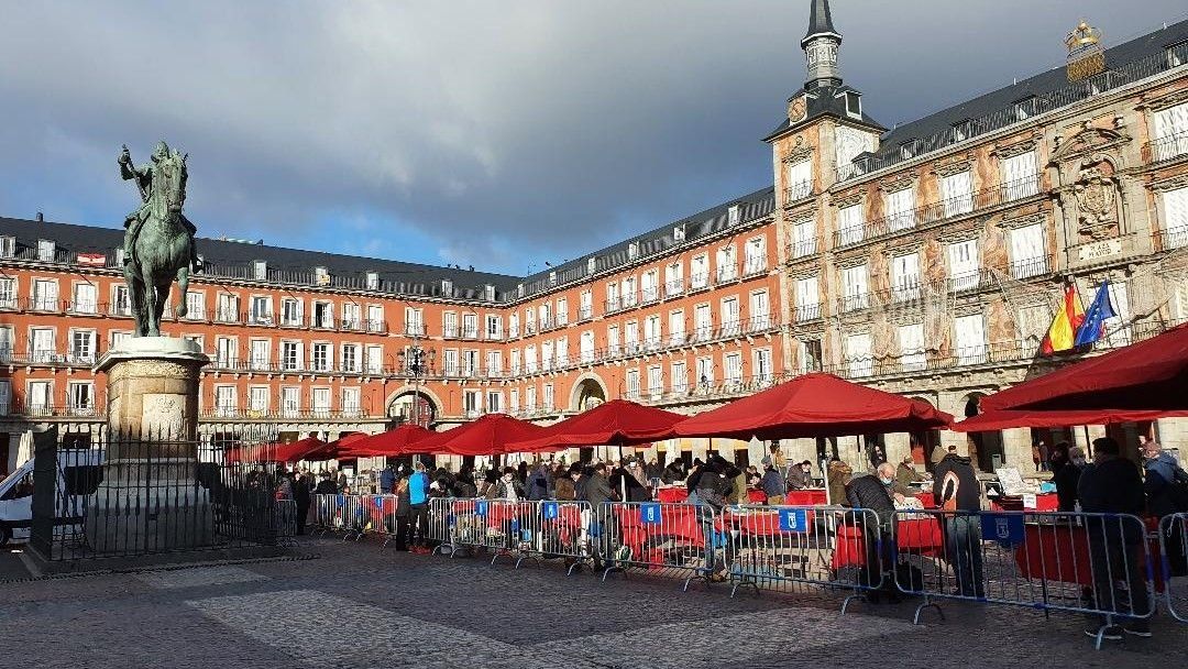 España: en la Plaza Mayor de Madrid hay un Mercado centenario de Filatelia.  