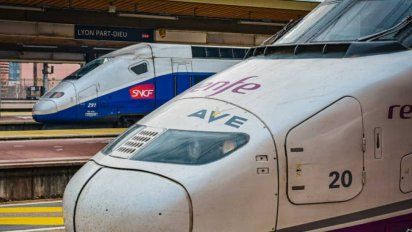 Un AVE de Renfe delante de un tren de Ouigo en Madrid.