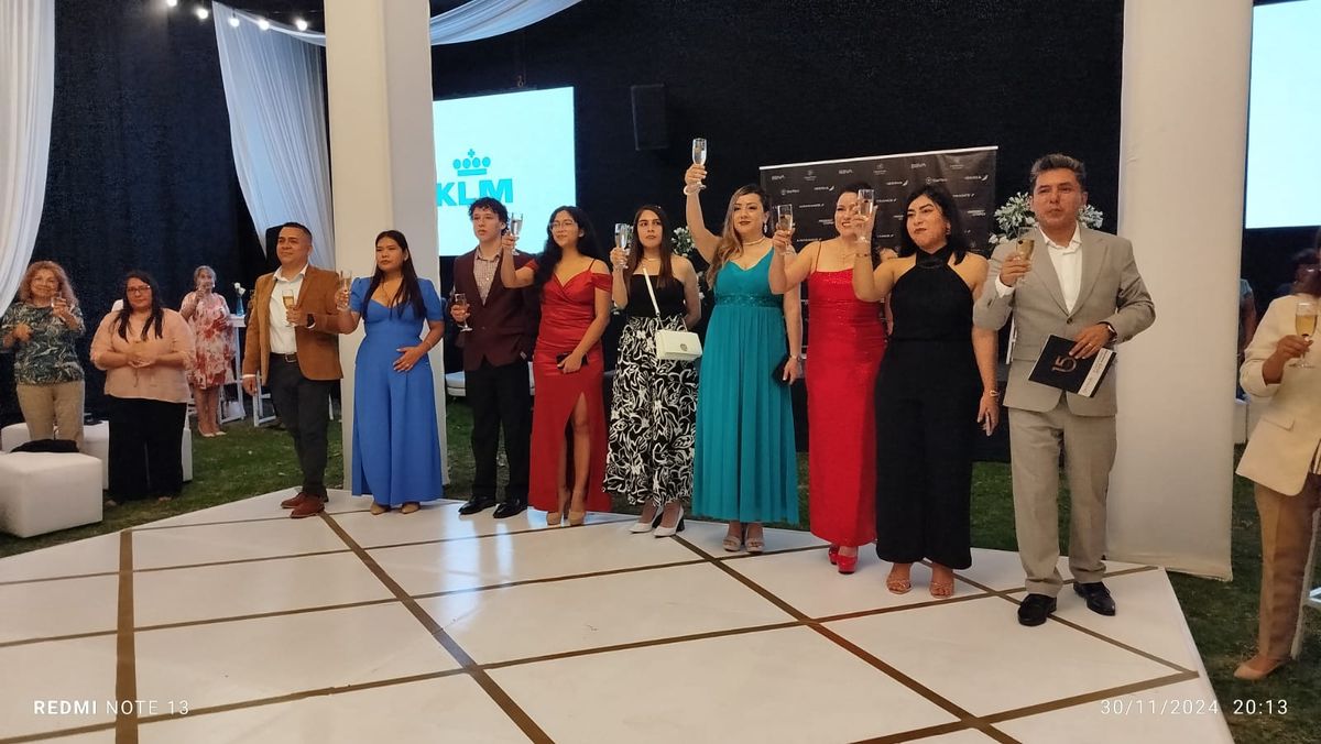 Equipo de Gyumar Viajes brindando por el 15° aniversario.