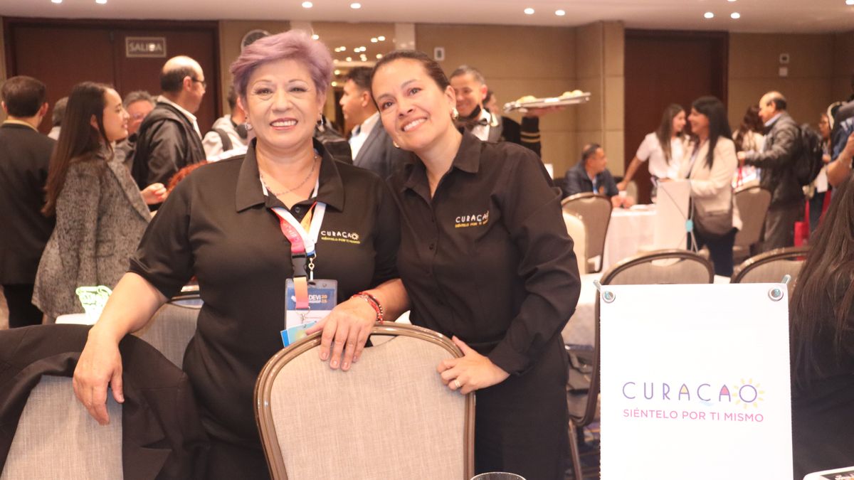 Sandra Rodríguez, directora de Operaciones de la Oficina de Turismo de Curazao en Colombia, y equipo en el marco del Ladevi Workshop Bogotá.