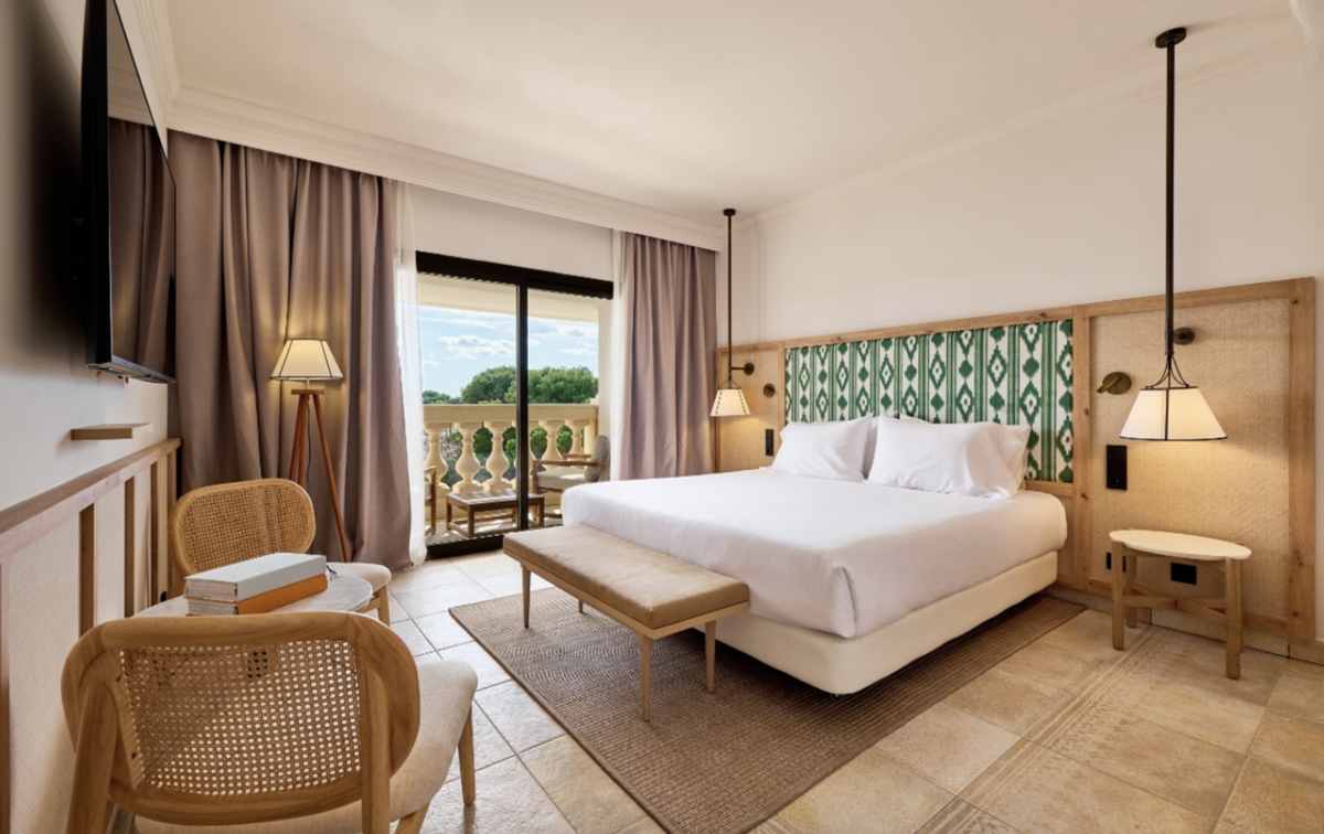 Una de las habitaciones del Sarena de Muro Resort Mallorca, de la marca Destination by Hyatt.