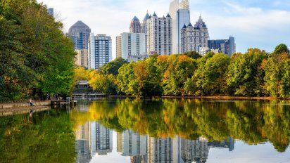 El contraste de la naturaleza con los edificios modernos (Gene Phillips).