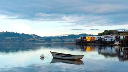 Viajar al sur de Chile permite combinar paisajes del lago Llanquihue, volcanes y la cultura única del archipiélago de Chiloé en una sola ruta turística.
