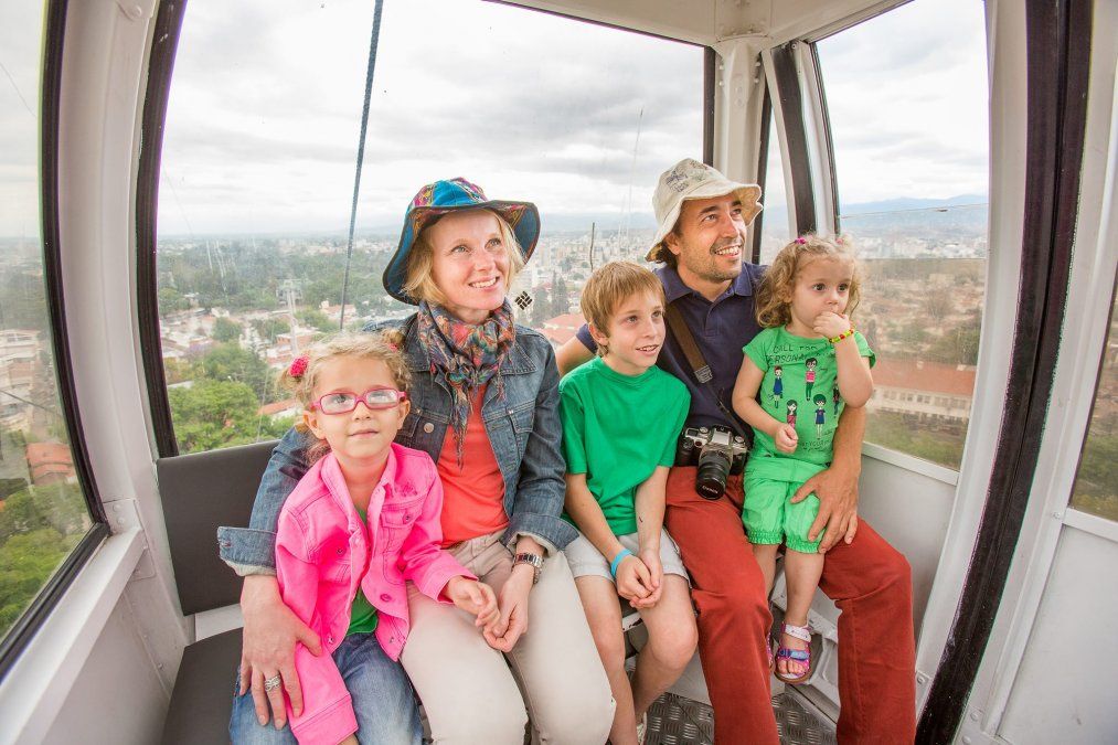 El Teleférico San Bernardo de Salta es un lugar muy pintoresco para pasear con niños.