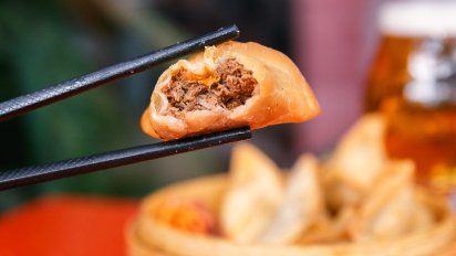 Restaurante KOI: dumplings, unaartesanía de masa cocida al vapor en hornos de última generación y repulguemanual que vienen rellenos de molleja.