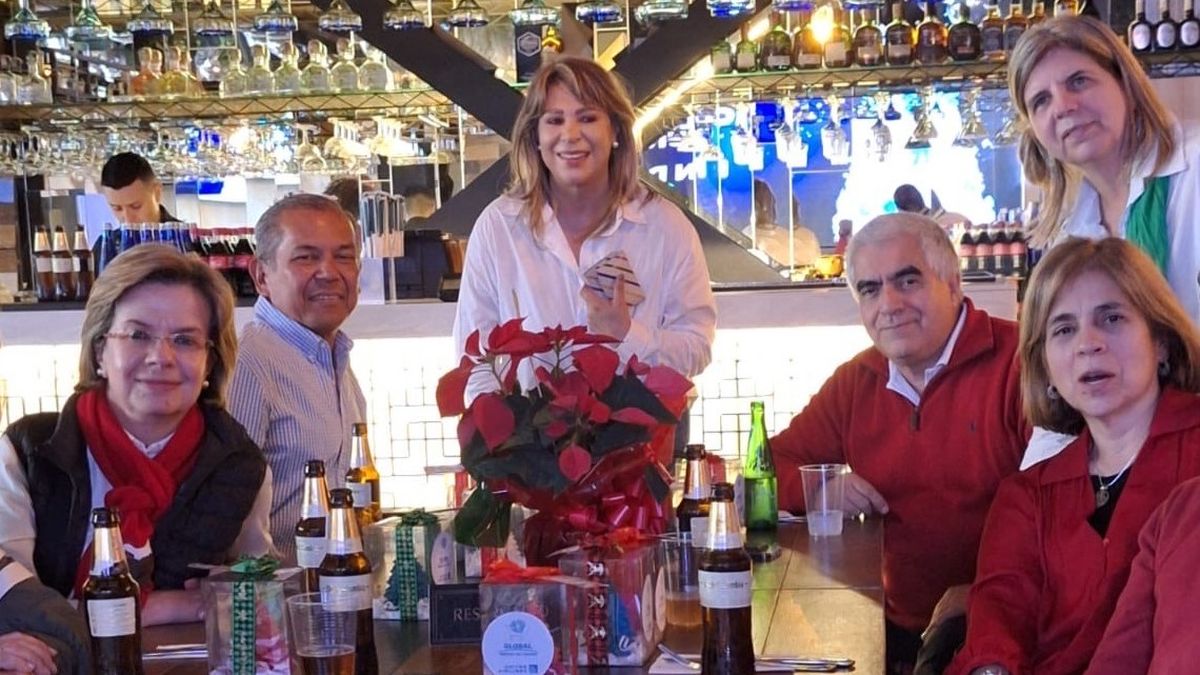 Alicia Maldonado y Olga Salazar de Global Mercado del Turismo, junto a los invitados durante la celebración de fin de año.