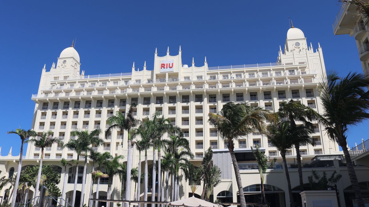 Vista de una de las &aacute;reas exteriores de RIU Palace Aruba.