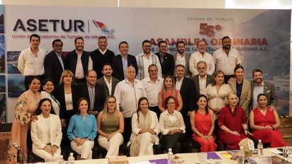 El titular de Sectur, Miguel Torruco Marqués, junto a miembros de Asetur.