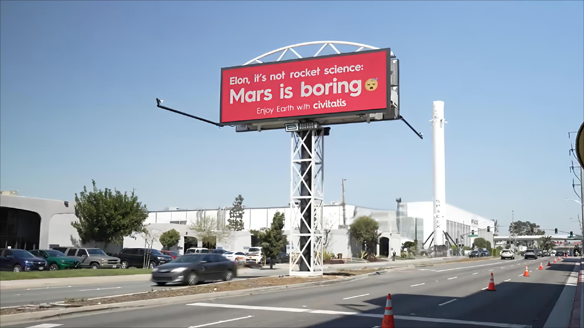 Cartel de Civitatis en Los Ángeles frente a la sede de spaceX.