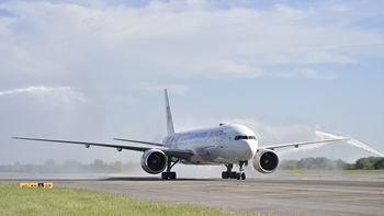 La llegada al Aeropuerto Internacional de Ezeiza del vuelo inaugural de China Eastern.