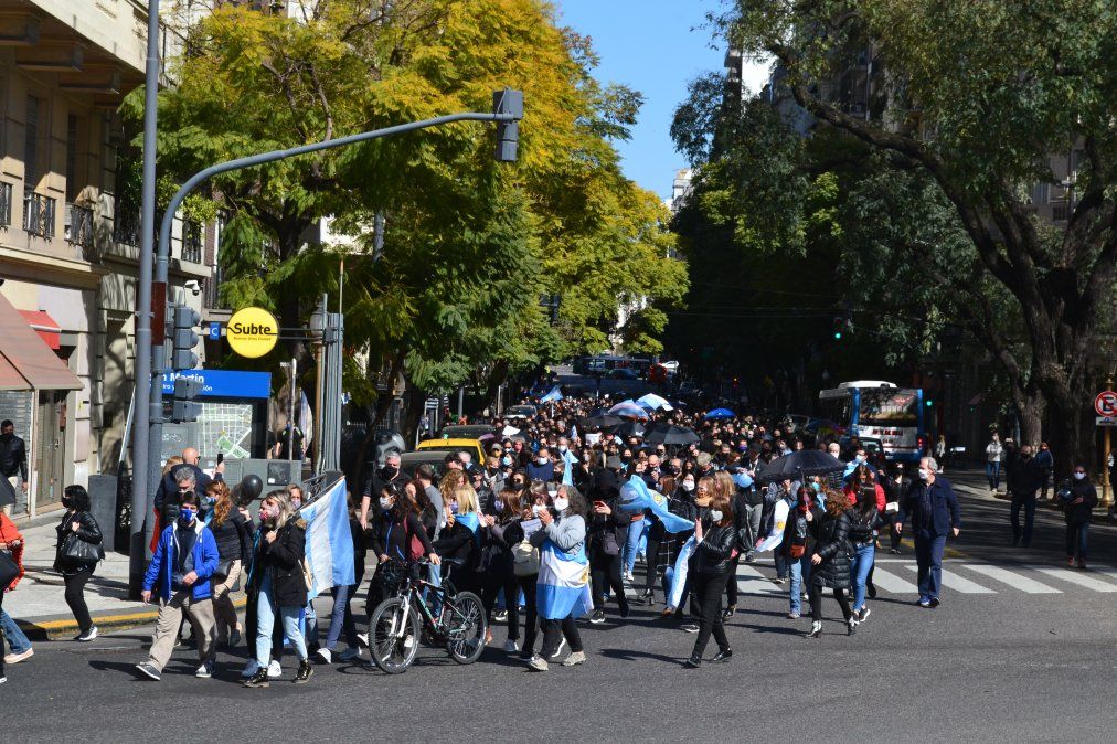 La marcha ocupó toda la avenida Santa Fe. #salvemosalturismo