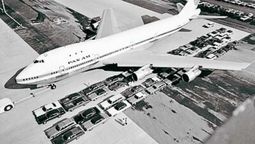Pan Am introdujo los aviones Jumbo 747, que hicieron posible los viajes masivos alrededor del mundo, desde la década de 1970 en adelante.