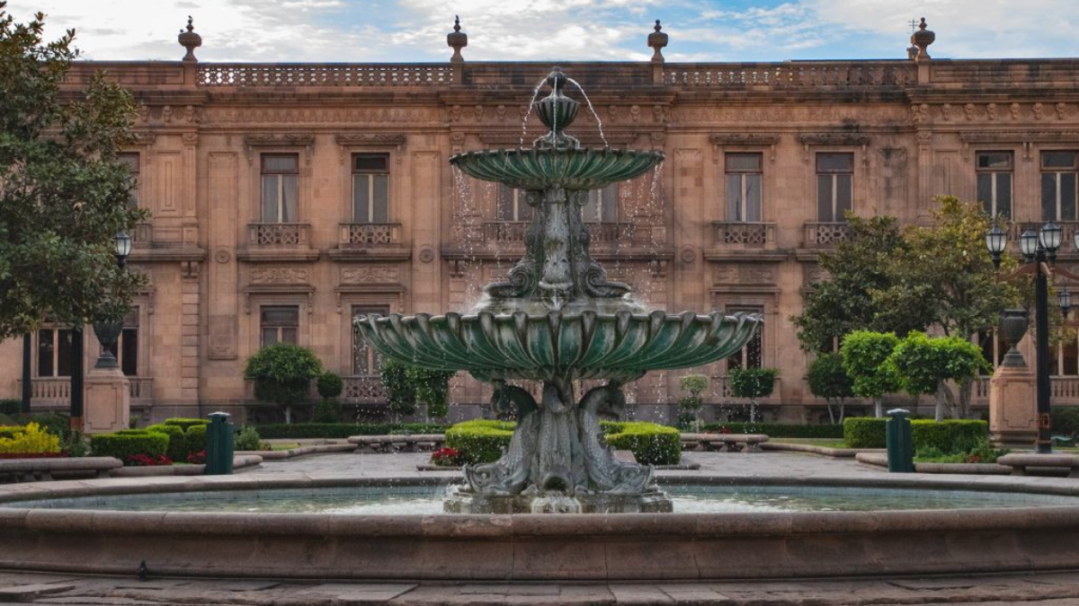 El Palacio de Gobierno de San Luis Potosí alberga la réplica de la campana de Dolores y la Galería de los Gobernadores.