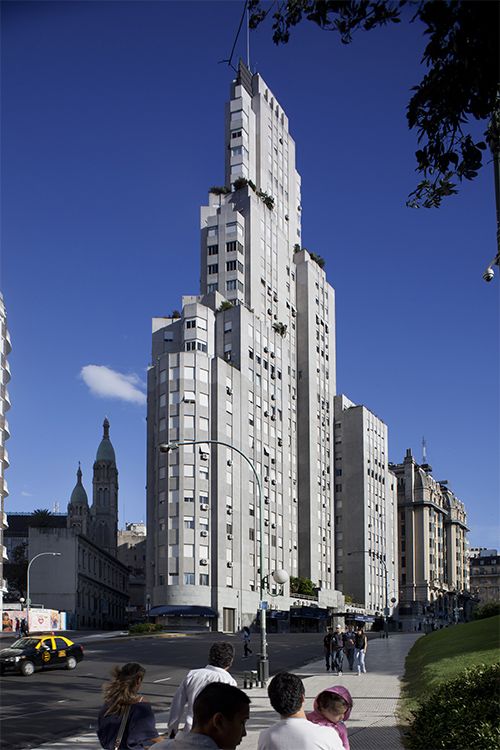 Edificio Kavanagh: un emblema del barrio de Retiro y uno de los primeros rascacielos de Buenos Aires.
