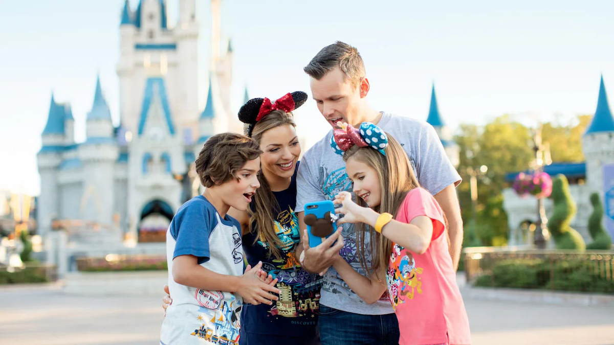 Descubre cuánto cuesta viajar en familia a Disney World desde Argentina.