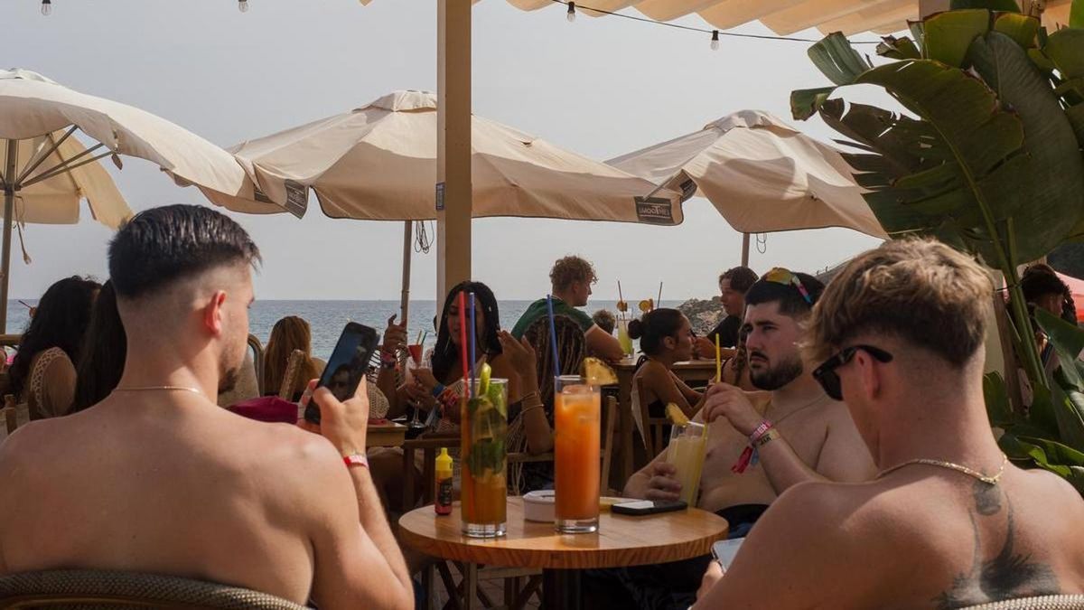 Turistas internacionales en las playas de Baleares (España); la generación Z, la que más cambios de tendencias en el sector está experimentando, según Skyscanner.