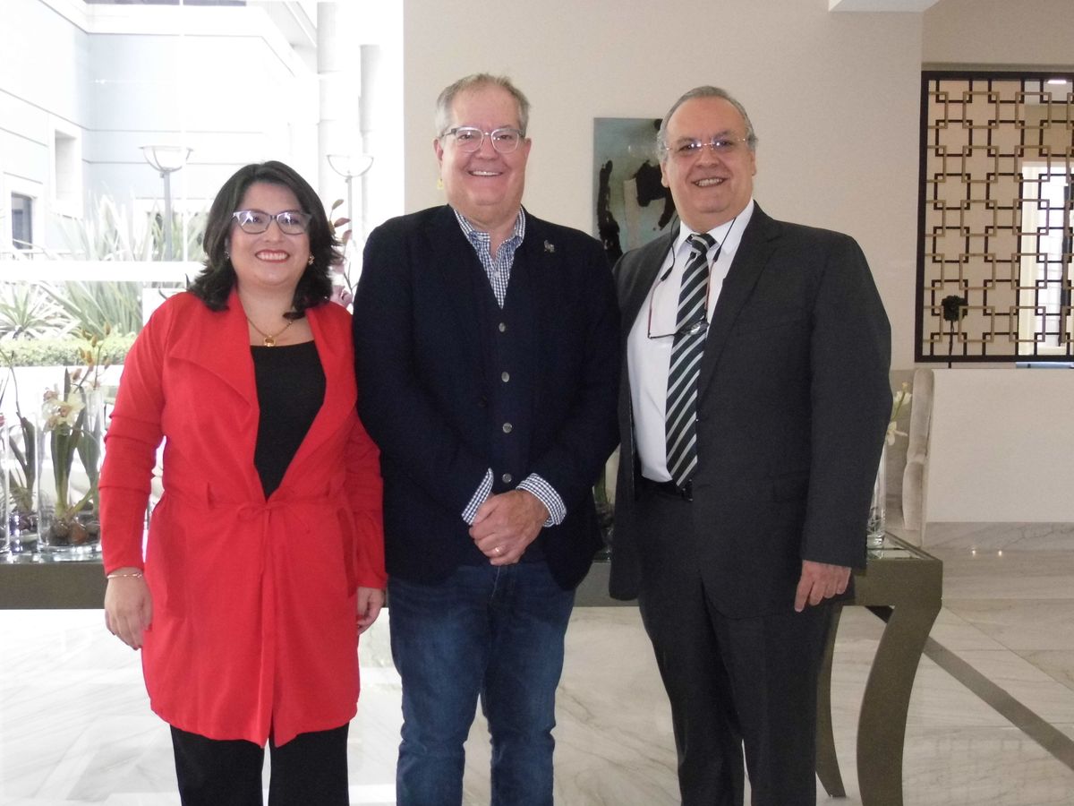 DT Minich, presidente y CEO de Experience Kissimmee Florida, junto a María Alexandra Ordóñez, gerenta de turismo y; Gustavo Vaca, gerente de desarrollo de negocios de Aviareps. - Ladevi Medios y Soluciones DT Minich, presidente y CEO de Experience Kissimmee Florida, junto a María Alexandra Ordóñez, gerenta de turismo y; Gustavo Vaca, gerente de desarrollo de negocios de Aviareps.
