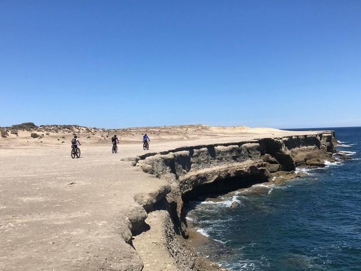 Los recorridos en bicicleta son una excelente oportunidad de conocer la naturaleza deslumbrante de Puerto Pirámides en Semana Santa.