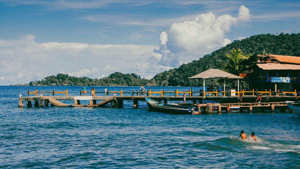 En Capurganá el Caribe colombiano se revela en su estado más puro entre selva y mar.