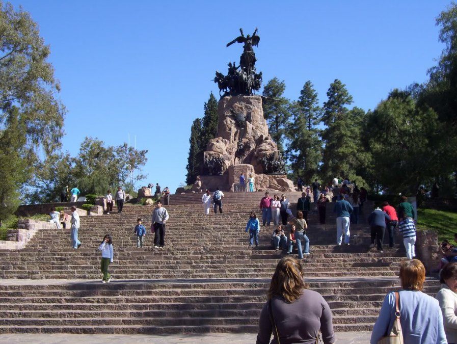 El Cerro La Gloria es uno de los lugares más visitados de Mendoza capital.