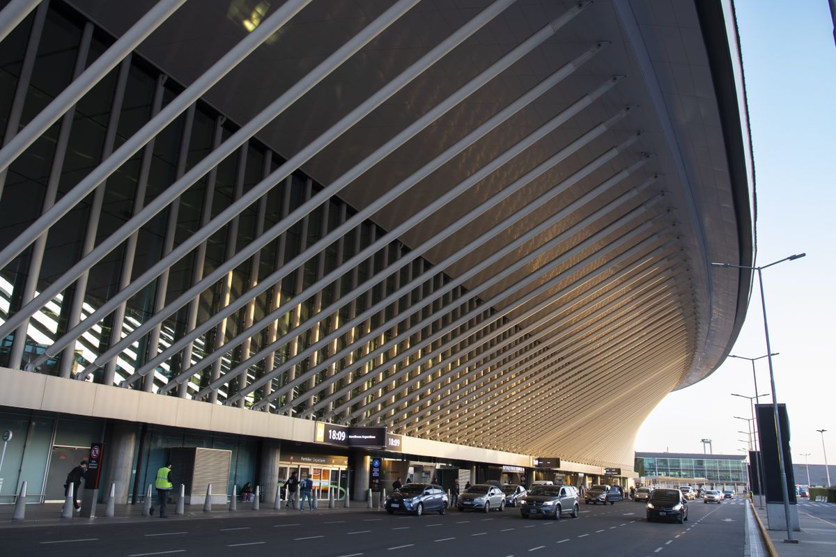 El Aeropuerto Internacional de Ezeiza, la principal estación aérea del país, mes a mes registra más embarques de viajeros de Argentina que de llegadas de extranjeros.