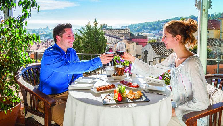 El turismo enogastronómico en Cataluña es sinónimo de experiencias inmersivas: recorrer viñedos en bicicleta, vendimiar con viticultores, participar en ferias del aceite o saborear desayunos de cuchillo y tenedor en masías centenarias son solo algunas de las propuestas.