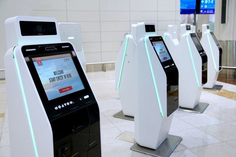 Emirates dispuso la instalación de kioskos de autoservicio en el aeropuerto de Dubái para impulsar el contactless.