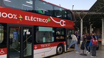 Aeropuerto de Santiago: 555 aumenta capacidad de pasajeros con buses de dos pisos