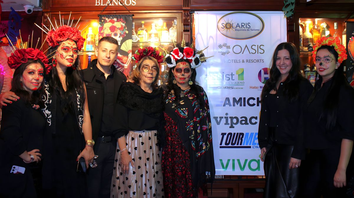 Esperanza Díaz, gerente de Solaris Mayorista de Turismo, junto a su equipo y Daniela Palacio, representante para Colombia y Centroamérica de Oasis Hotels & Resorts; y Diego Fonseca, comercial en Colombia de la cadena hotelera.