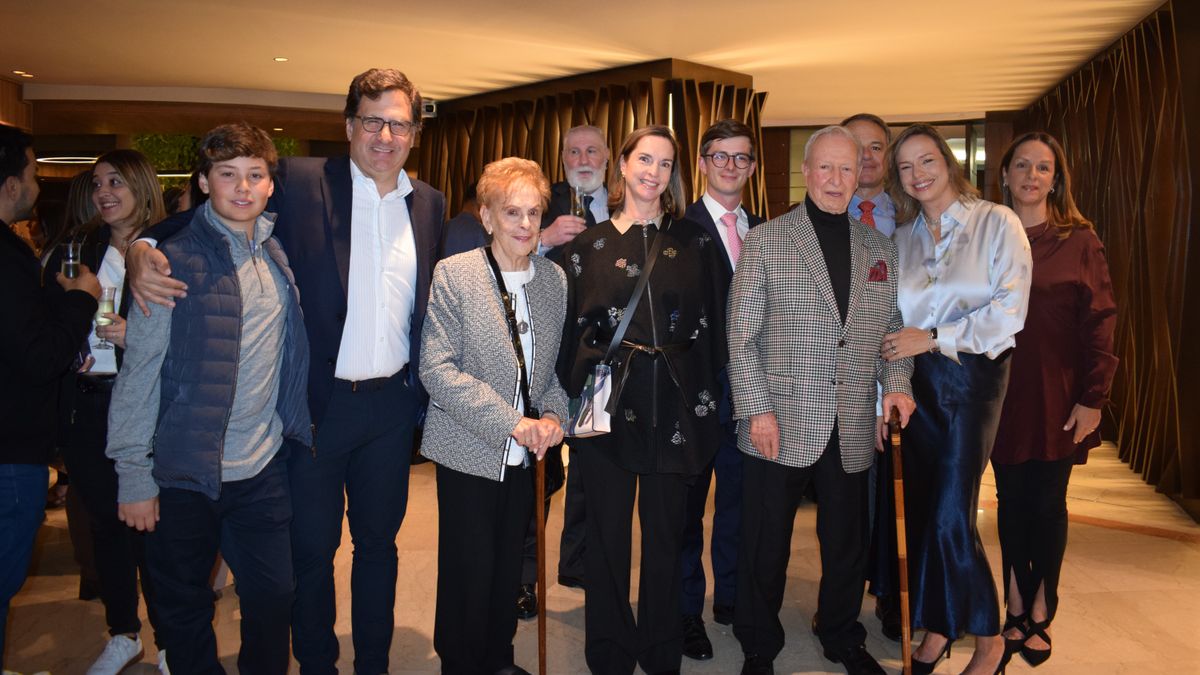 Marcela Cajiao, presidente del Grupo Hoteles Cosmos y su familia en el marco de la inauguraci&oacute;n.